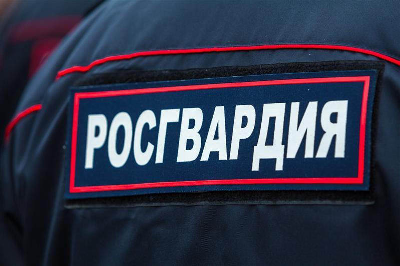 В Москве сотрудники Росгвардии задержали мужчину, пытавшегося проникнуть в здание школы
