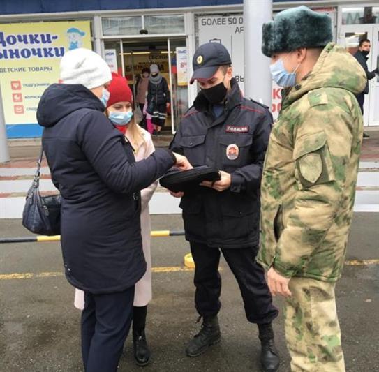 В Томской области сотрудники Росгвардии продолжают профилактическую работу с гражданами по снижению риска распространения коронавирусной инфекции