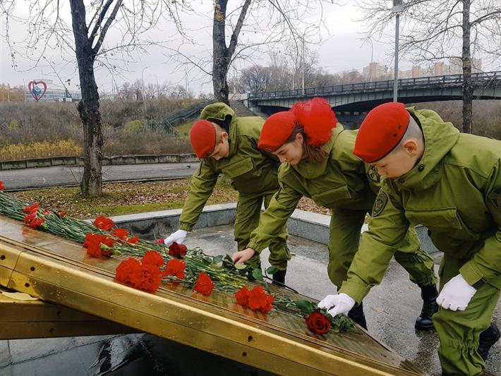 Юнгвардейцы из Кемерова почтили память павших защитников Родины в День военного связиста