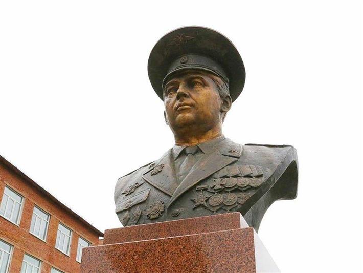 В столице Кузбасса установлен памятник в честь героически погибшего офицера войск правопорядка