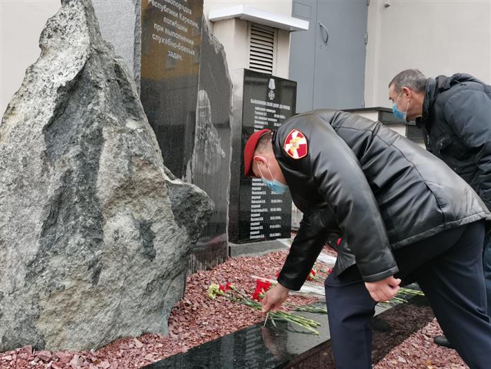 Памятник павшим воинам правопорядка открыт в Управлении Росгвардии по Республике Карелия