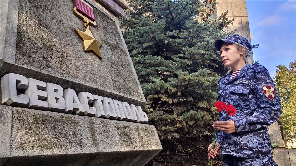 В Севастополе сотрудники Росгвардии почтили память участников обороны города в Великую Отечественную.