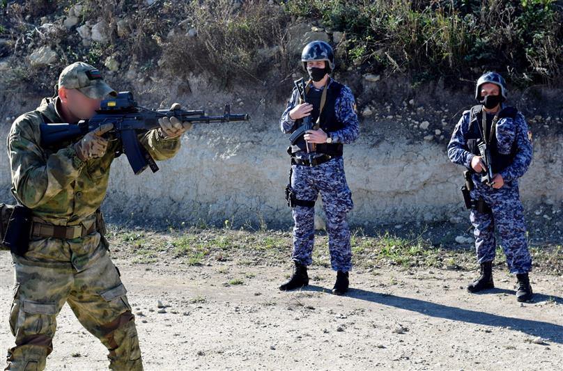 В Крыму прошли совместные тактические занятия сотрудников вневедомственной охраны и СОБР Росгвардии