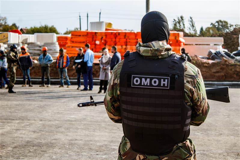 При содействии ОМОН Росгвардии в Новгородской области выявлены нарушения миграционного законодательства