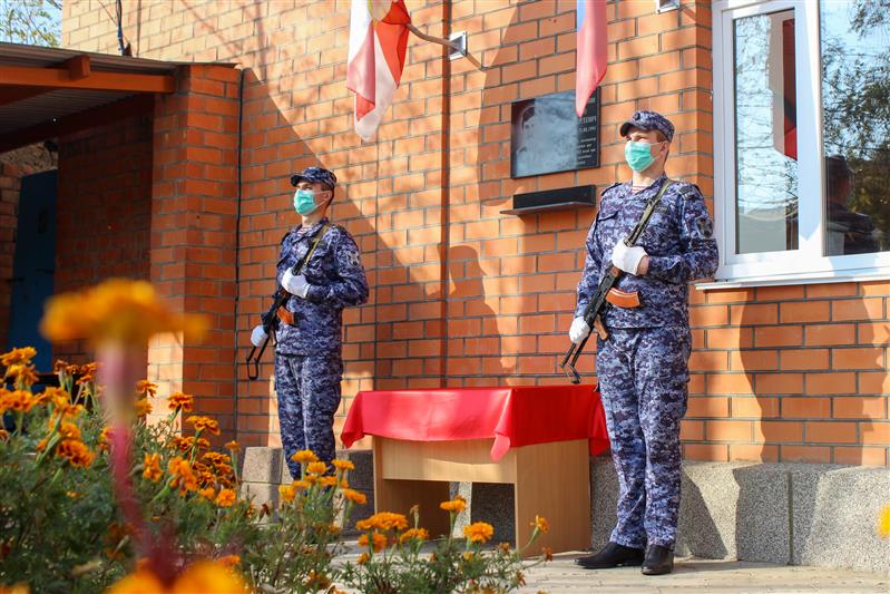 Память о погибшем коллеге увековечена росгвардейцами в Светлограде