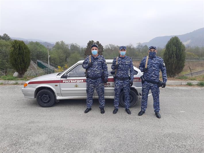 В Кабардино-Балкарии сотрудники вневедомственной охраны спасли жизнь водителю, попавшему в ДТП