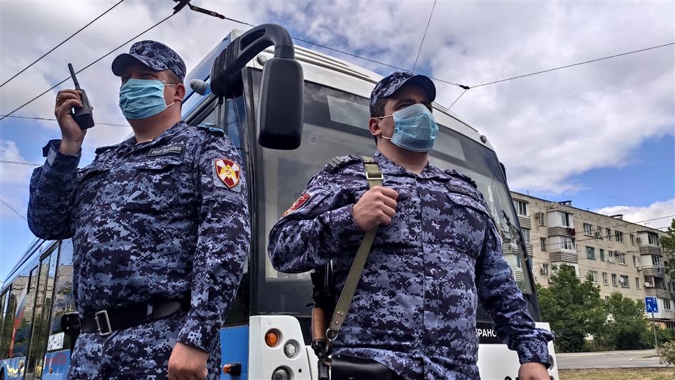 В Севастополе сотрудники Росгвардии пресекли правонарушение в общественном транспорте
