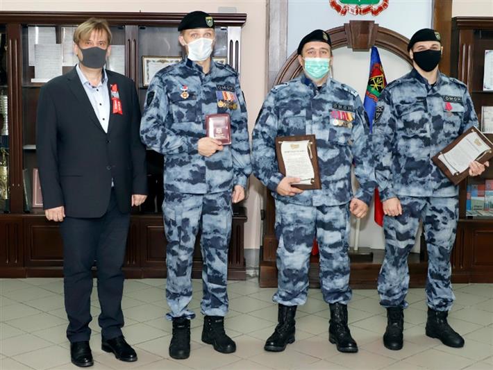 Сотрудникам кузбасского ОМОН вручены награды регионального заксобрания