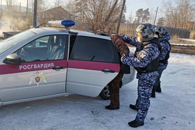 В Бурятии росгвардейцы задержали грабителей, отобравших у пенсионера деньги