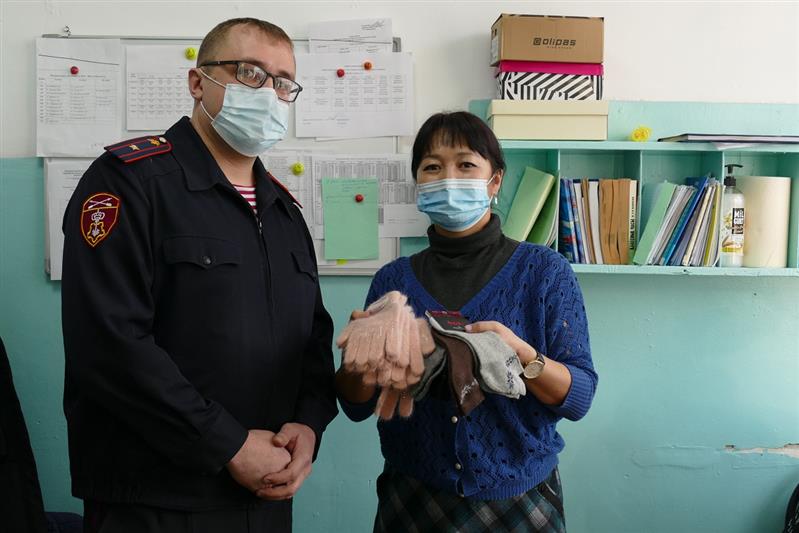 В Туве росгвардейцы приняли участие в благотворительной акции «Поделись теплом»