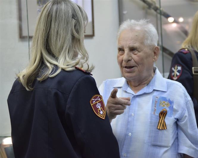 Сотрудники Росгвардии поздравили с 90-летием труженика тыла и ветерана вневедомственной охраны Петра Осипкова