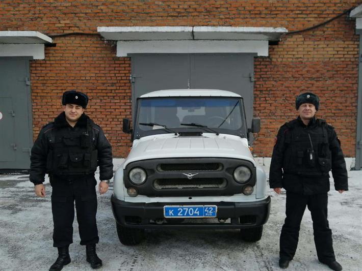 В Кузбассе сотрудники Росгвардии задержали злоумышленника, угрожавшего ножом продавцу магазина