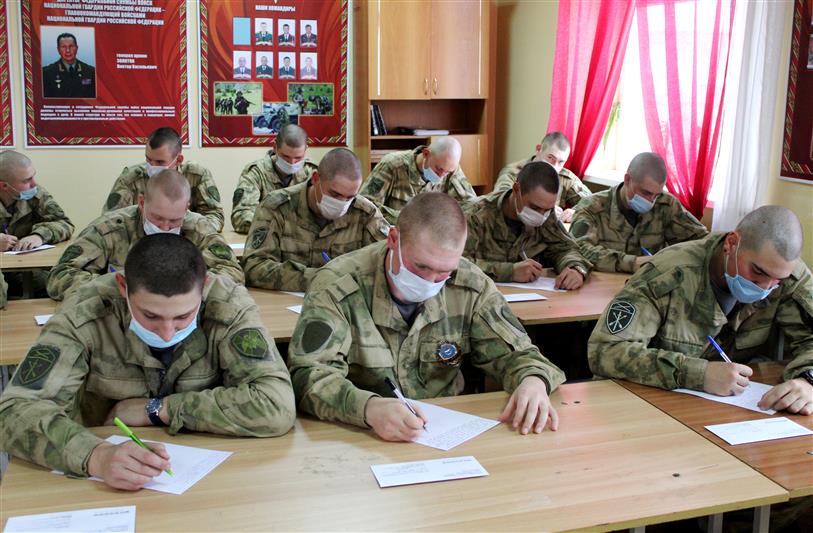 Ко Дню матери военнослужащие астраханского батальона Росгвардии написали письма домой