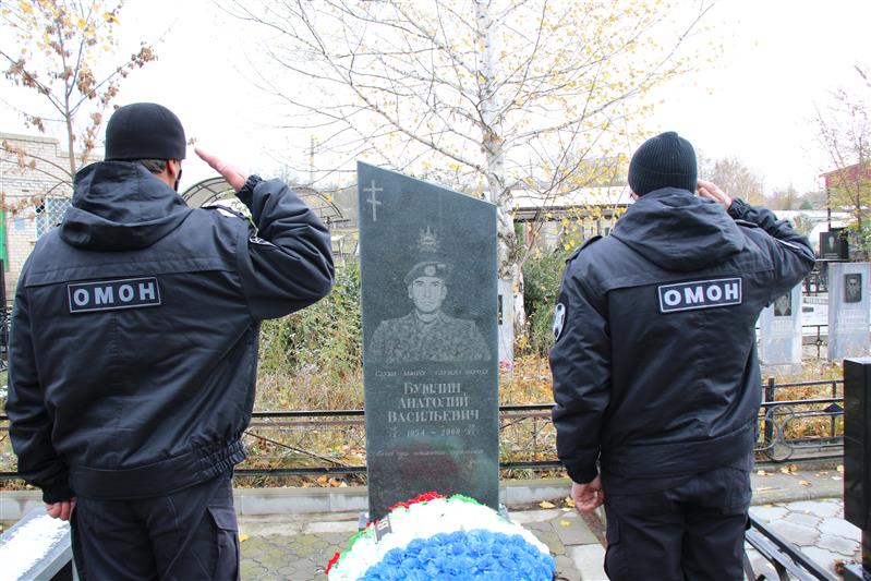 Бойцы карачаево-черкесского ОМОН почтили память погибшего сослуживца