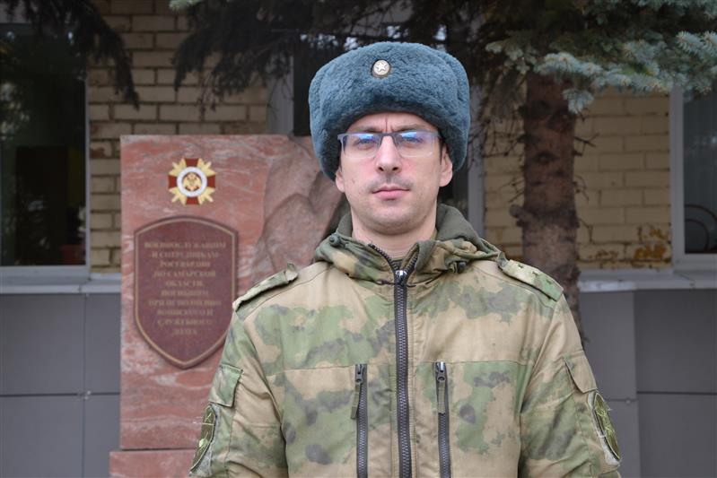 В Самаре военнослужащий Росгвардии спас мужчину из горящей квартиры