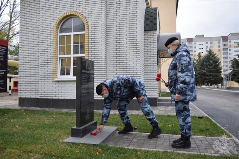 Сотрудники ОМОН Управления Росгвардии по Саратовской области почтили память погибших коллег