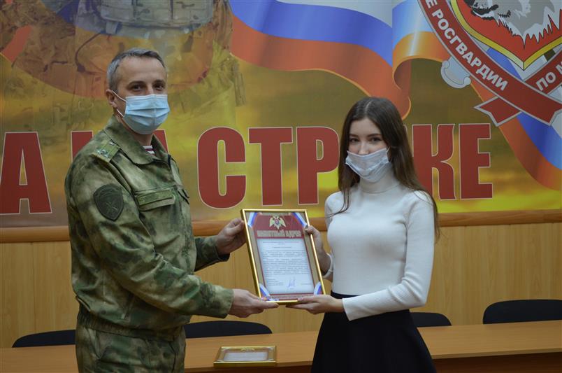 В Северо-Западном округе росгвардейцы поздравили журналистов со Всероссийским днем телевидения