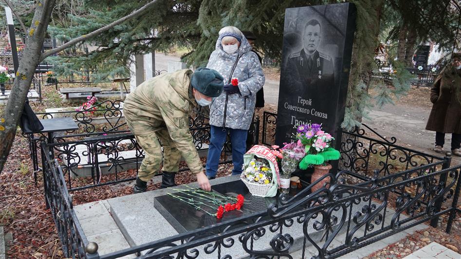 Росгвардейцы почтили память Героя Советского Союза Ивана Громова в Ульяновске
