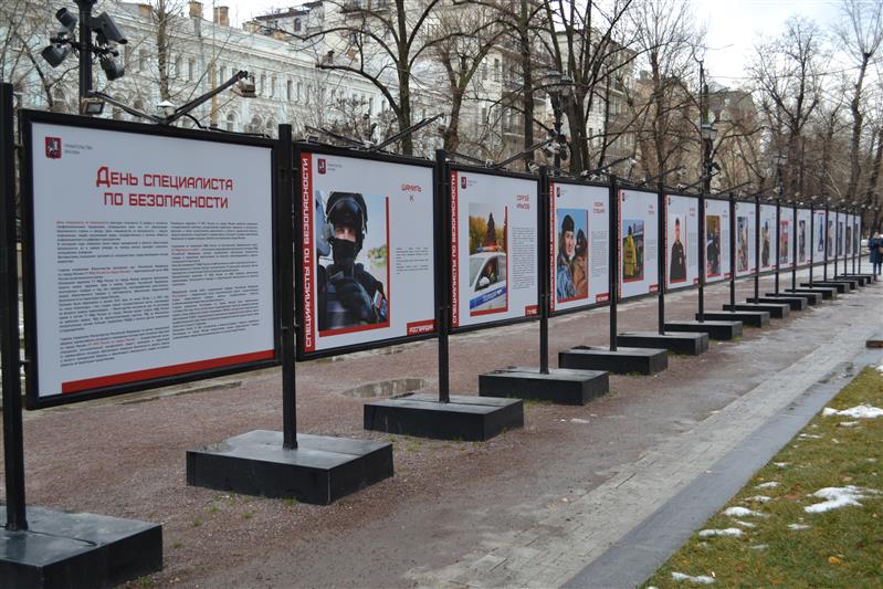 Деятельность подразделений Росгвардии представлена на московской фотовыставке ко Дню специалиста по безопасности