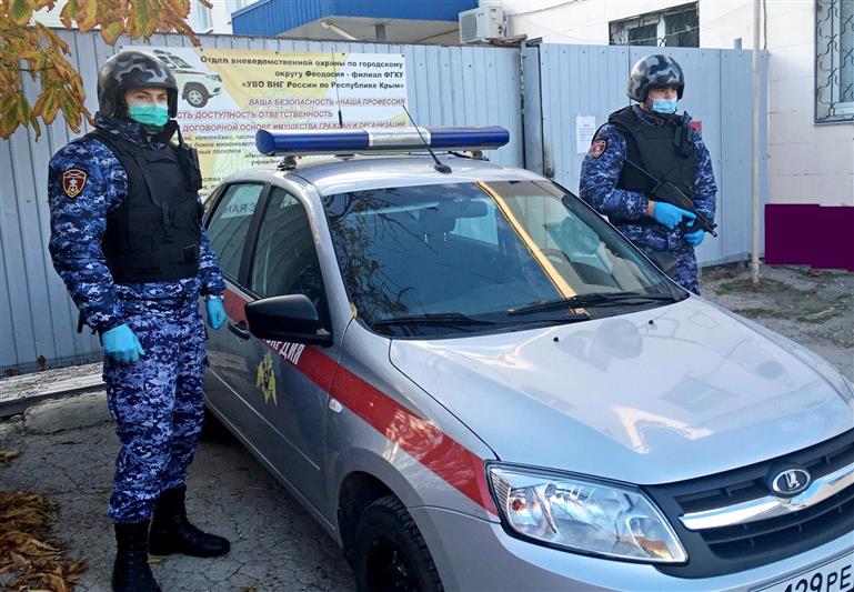 В Феодосии росгвардейцы задержали подозреваемого в умышленном повреждении автомобиля скорой помощи