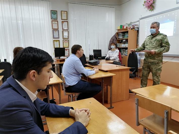 В Карачаево-Черкесии замначальника тероргана Росгвардии рассказал школьникам о порядке приема в ведомственные вузы