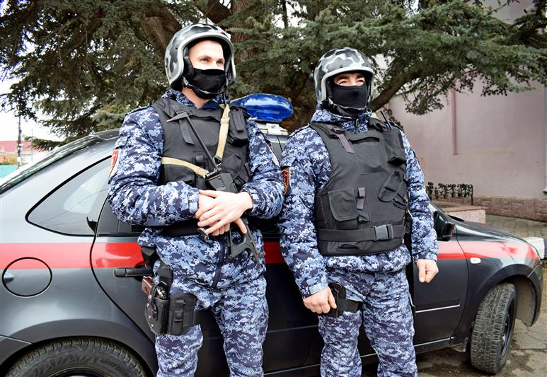 В Симферополе росгвардейцы задержали троих подозреваемых в избиении местного жителя