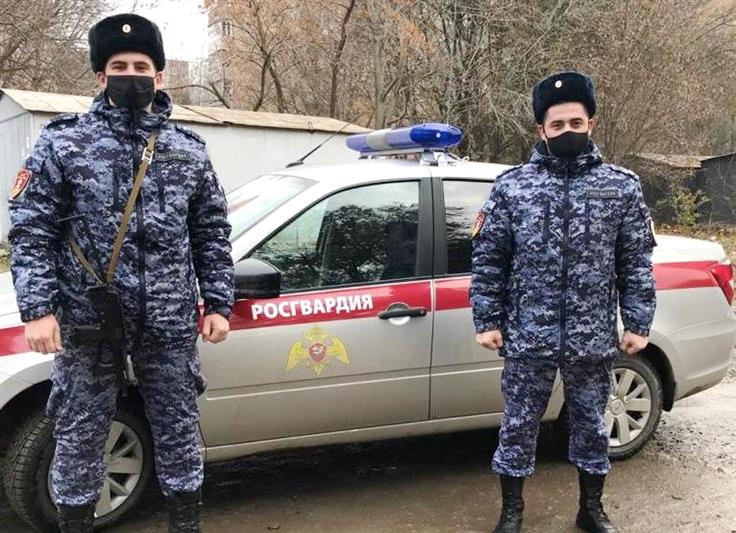 Росгвардейцы помогли ростовчанину потушить загоревшийся автомобиль