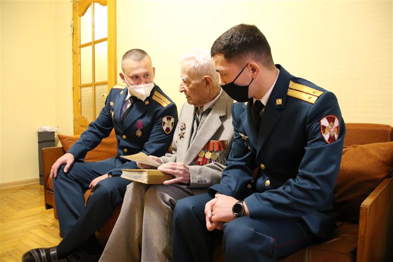 В Кабардино-Балкарии росгвардейцы навестили ветерана Великой Отечественной войны