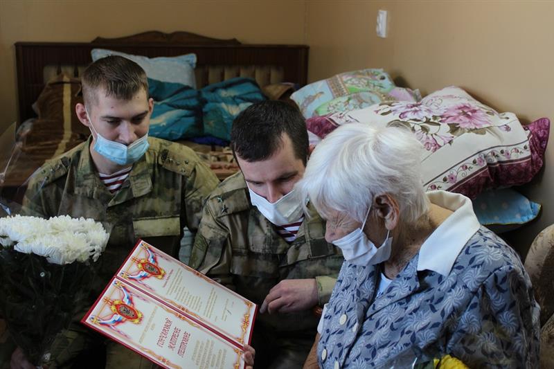 Росгвардейцы поздравили с днем рождения жительницу Нововоронежа – ветерана Великой Отечественной войны