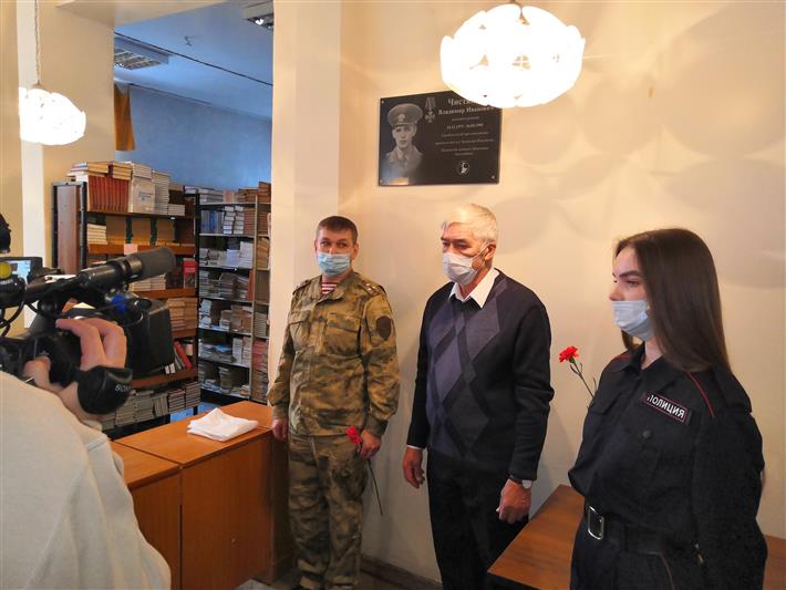 Во Владимире открыли памятную доску погибшему военнослужащему войск правопорядка Владимиру Чистякову