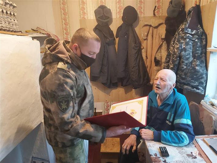 В Пскове росгвардейцы поздравили ветерана войск правопорядка с днем рождения