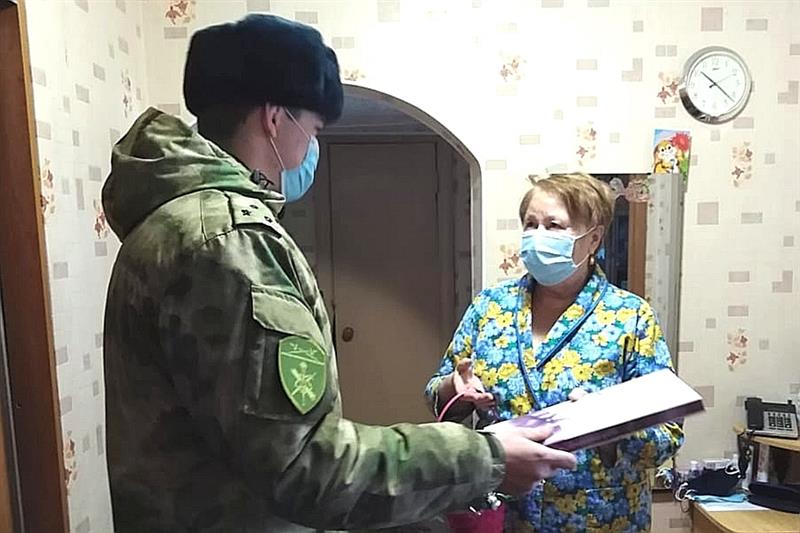 Представители зауральского управления Росгвардии поздравили матерей погибших воинов правопорядка с наступающим праздником