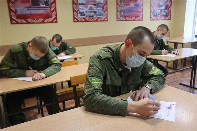 Поздравили маму Героя России, вручили подарки воспитателям подшефного детского приюта - на Урале проходят мероприятия в рамках Дня матери
