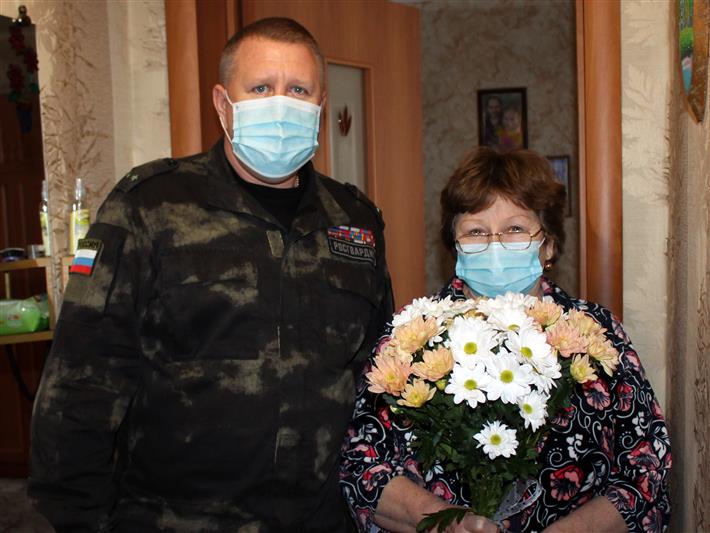 В Республике Алтай сотрудники Росгвардии поздравили мам погибших боевых товарищей с Днём матери