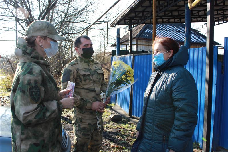 В Адыгее сотрудники Росгвардии навестили матерей погибших сослуживцев
