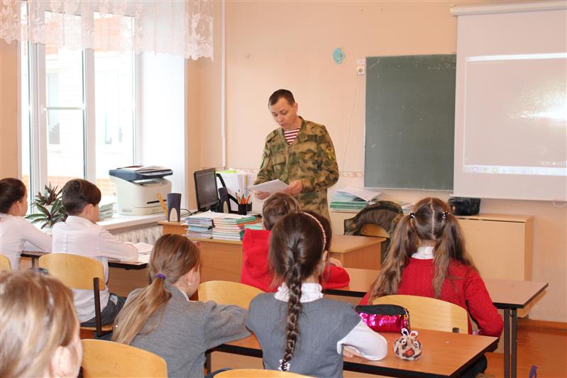 В Нижнем Новгороде росгвардейцы рассказали детям о графе Комаровском