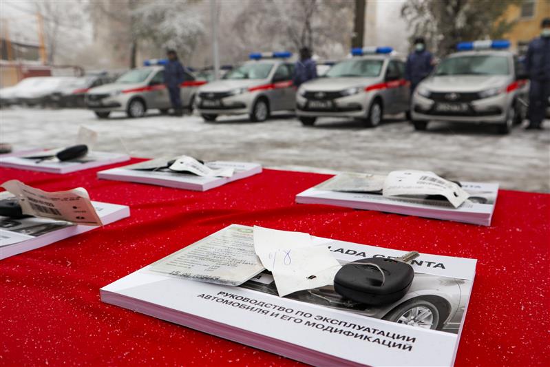 На Ставрополье сотрудникам Росгвардии вручили ключи от новых патрульных автомобилей