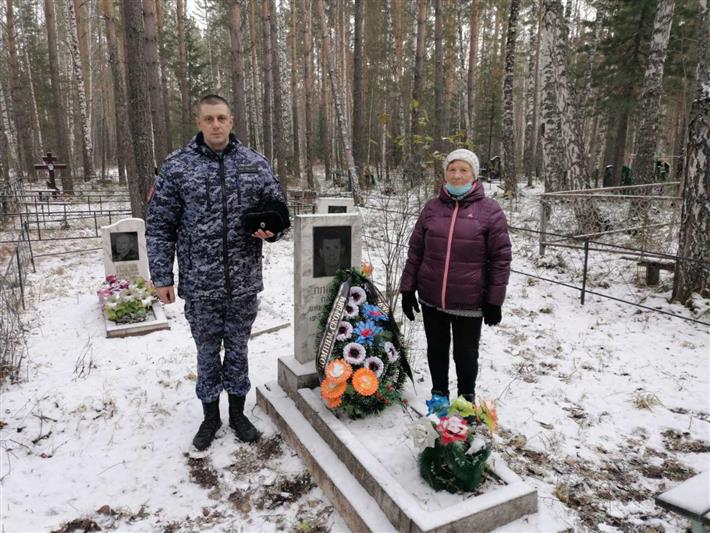 Сотрудники вневедомственной охраны Росгвардии почтили память сослуживца, погибшего при исполнении служебных обязанностей