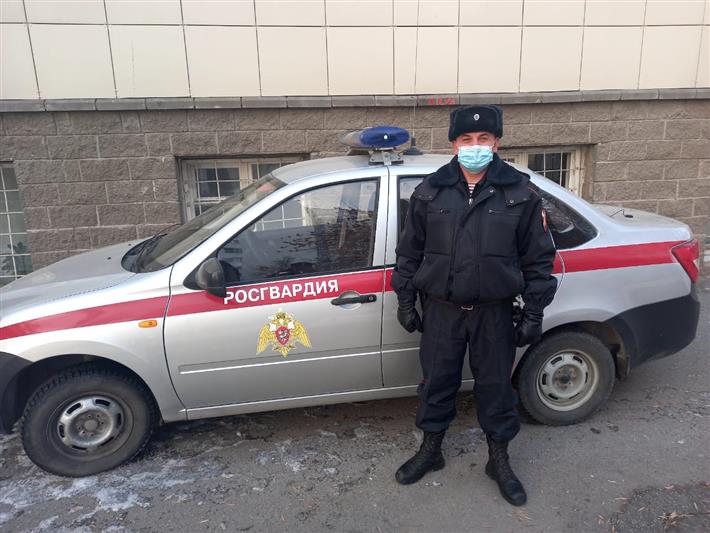 В Уфе росгвардеец помог гражданину потушить загоревшийся автомобиль