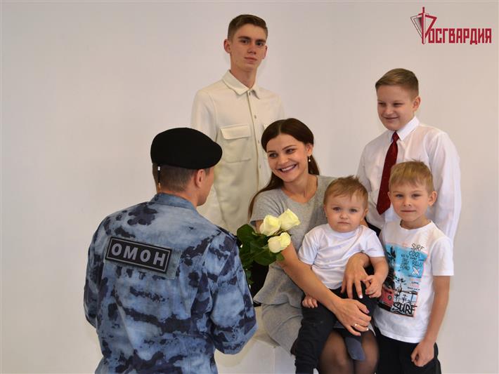 Акция ко Дню матери стартовала в Сибирском округе Росгвардии