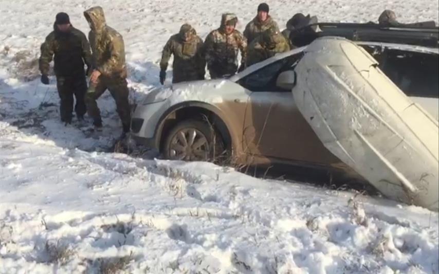 Под Красноярском сотрудники ОМОН Росгвардии пришли на помощь пассажирам съехавшего в кювет автомобиля