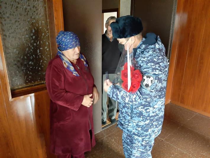 В Кабардино-Балкарии росгвардейцы навестили мать погибшего сослуживца
