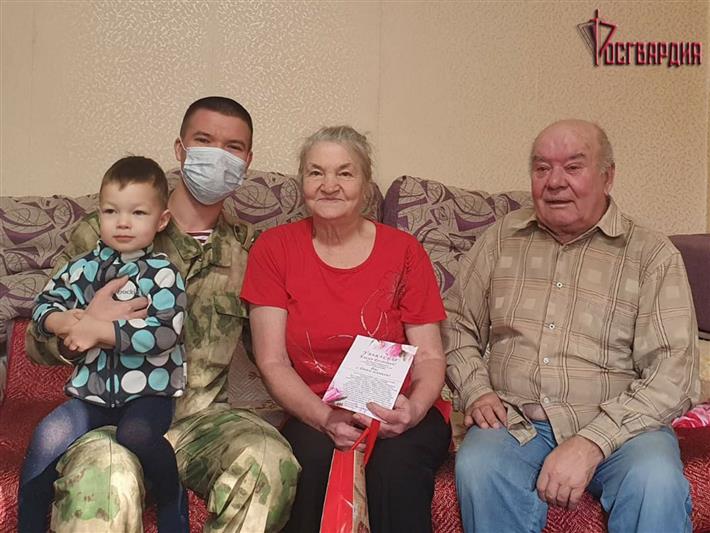 Военнослужащие ангарского полка Росгвардии навестили матерей погибших воинов правопорядка