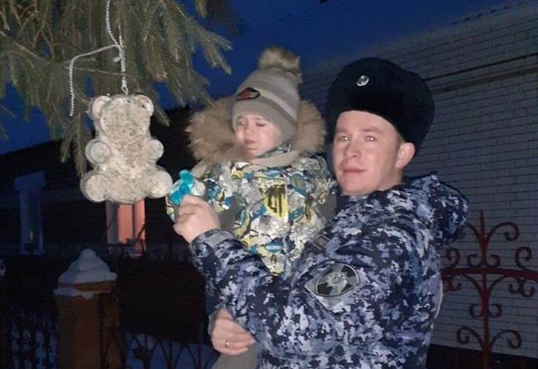 В Тюменской области сотрудники Росгвардии и их дети участвуют в акции помощи зимующим птицам