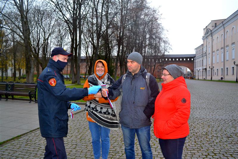 Новгородские росгвардейцы приняли участие во всероссийской акции «Лента-Триколор»