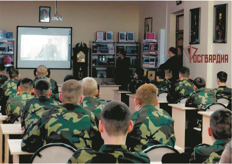 Офицер Росгвардии провел для красноярских кадет Урок мужества, посвященный Дню Героев Отечества