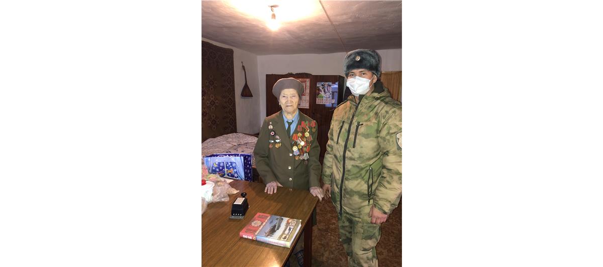 В Новосибирске военнослужащие Росгвардии поздравили ветерана Великой Отечественной войны с наступающим Новым годом