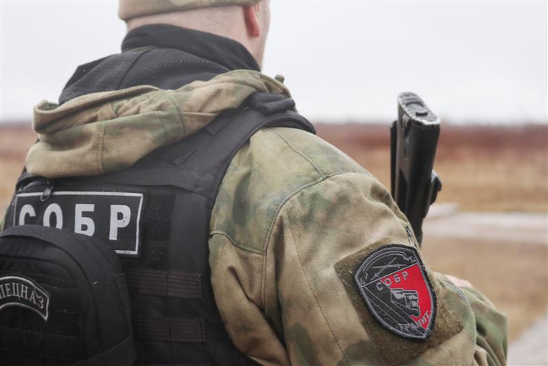 В Ленинградской области при содействии СОБР Росгвардии задержаны подозреваемые в угоне автомобиля
