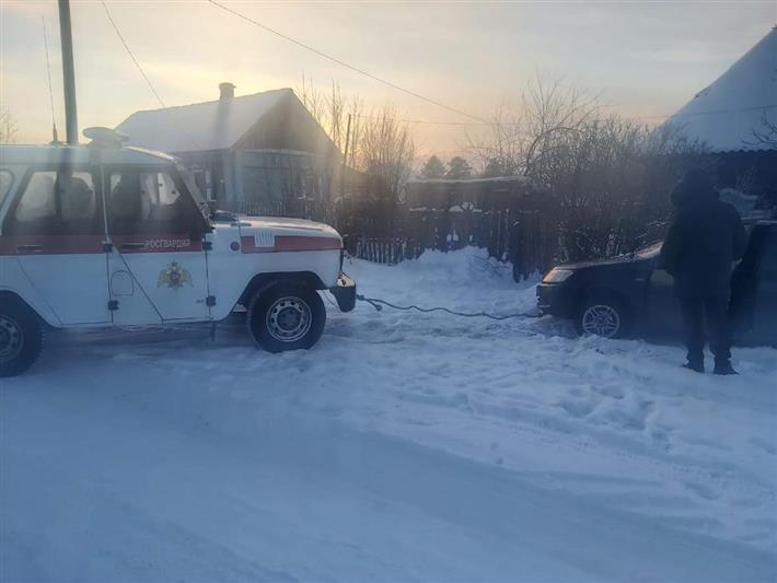 В Кемеровской области сотрудники Росгвардии помогли автомобилисту выбраться из снежного плена