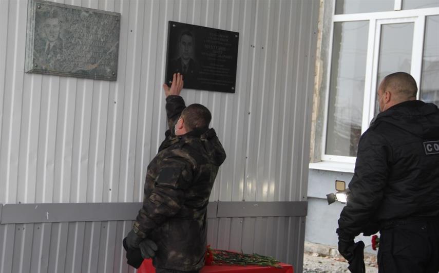В Тюмени представители Росгвардии почтили память Героя России Тимура Мухутдинова (видео)